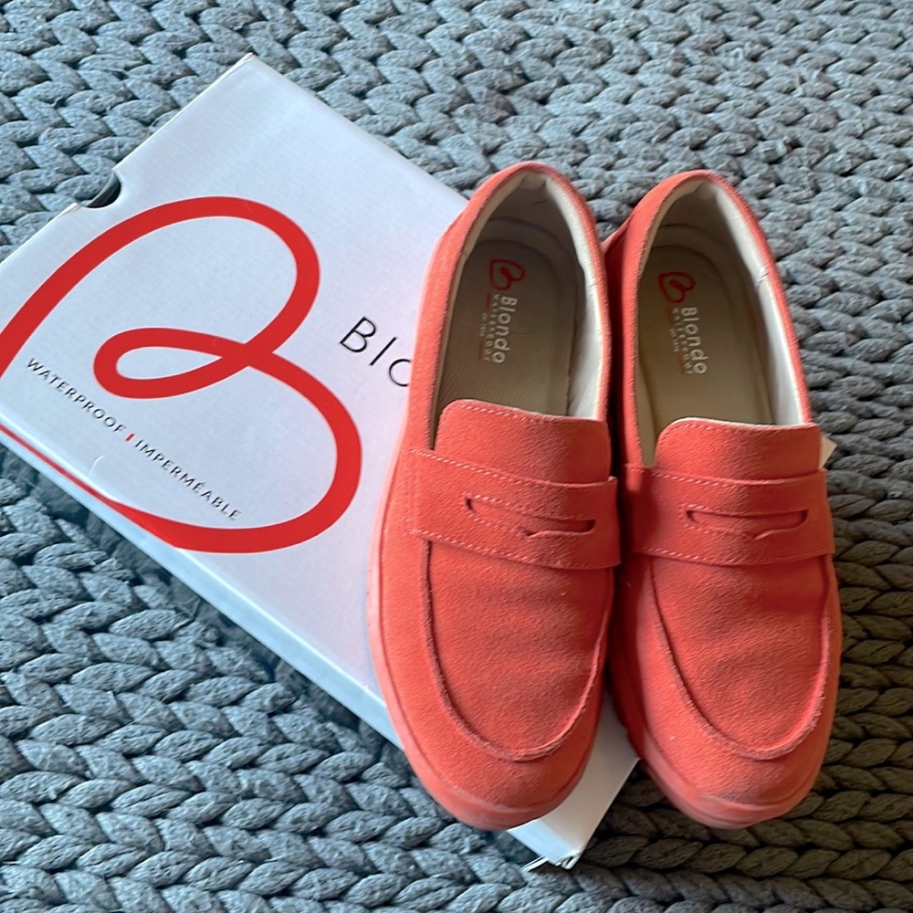 Blonde Red suede loafer